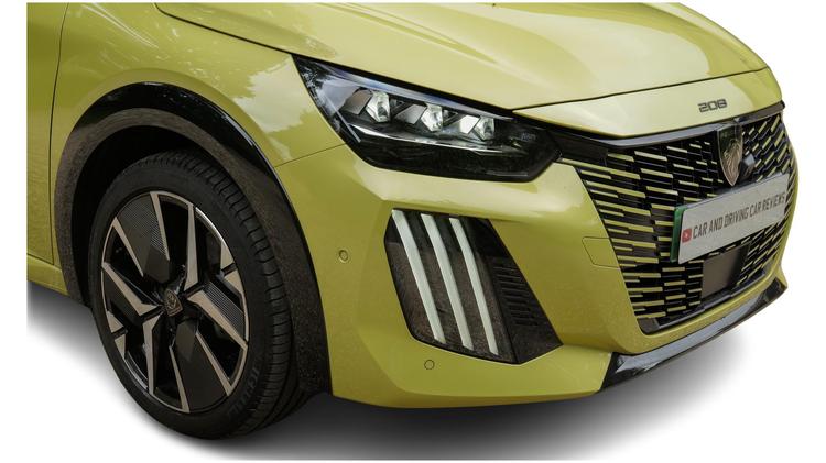 e_208_electric_hatchback_110645.jpg