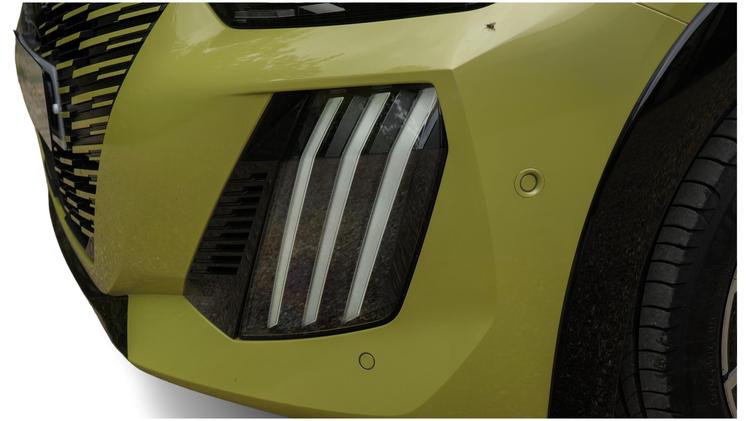 e_208_electric_hatchback_110645.jpg