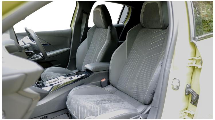 e_208_electric_hatchback_110645.jpg