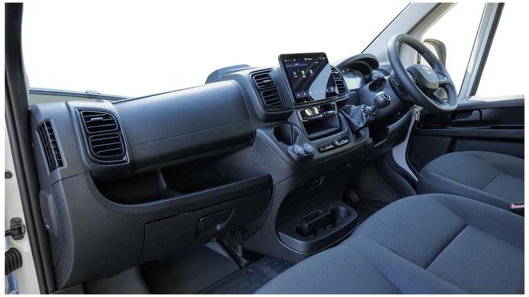 proace_max_l3_diesel_63087.jpg - 2.2D 140 Icon Chassis Cab