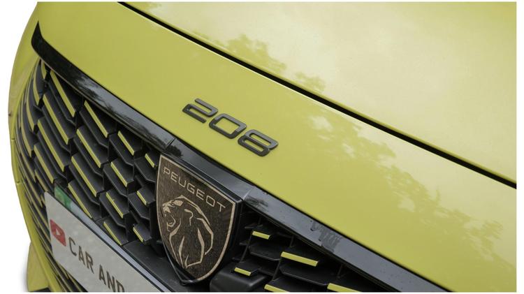 e_208_electric_hatchback_110645.jpg
